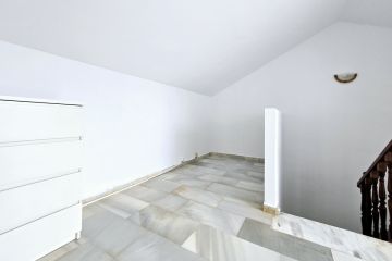 https://cdn.resales-online.com/public/66nt3mzl2e/properties/87518fdf1f7111f0ad0102e0405b089b/w1200/42-3aa90f523689fc5a59d5d37badfe1b6f.jpg?v=1745498885
