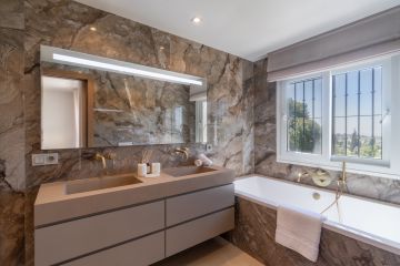 https://cdn.resales-online.com/public/xxgluerdu7/properties/af33911b225811f0ad0102e0405b089b/w1200/26-c684a62c9f160a1f90904dd925da0645.jpg?v=1745646073