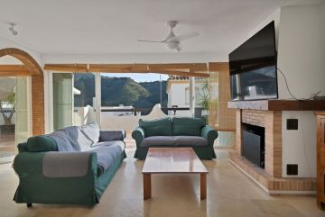 https://cdn.resales-online.com/public/d13g14day9/properties/db37e14021bd11f0ad0102e0405b089b/w1200/11-20939a0134ad724a8cb2a801094d15a4.jpg?v=1745580917