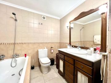 https://cdn.resales-online.com/public/lpmvx8mnt1/properties/5500b75029eb11f0ad0102e0405b089b/w1200/20-d1f7658cbe4ba6cd8666fec30fba80ad.jpg?v=1746483103