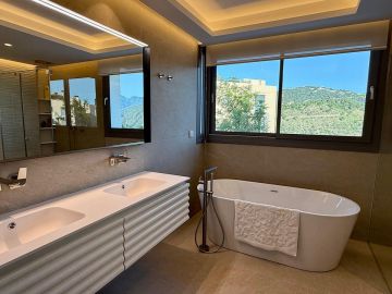 https://cdn.resales-online.com/public/rvs13dstz7/properties/804c2e85284911f0ad0102e0405b089b/w1200/20-d1f7658cbe4ba6cd8666fec30fba80ad.jpg?v=1746299742