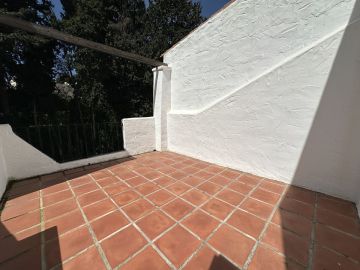 https://cdn.resales-online.com/public/wzh084gdt9/properties/c9882b0c0ff911f08cfb02e0405b089b/w1200/27-f6e8bc237ba13ac4c268badec6354f3d.jpg?v=1743628596