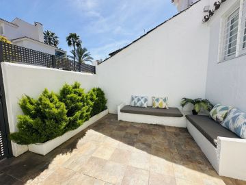 https://cdn.resales-online.com/public/wzh084gdt9/properties/c9882b0c0ff911f08cfb02e0405b089b/w1200/31-5e8b9eb86a2d455eeaf43a7bbf3ccd12.jpg?v=1743628596