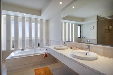 https://cdn.resales-online.com/public/iehb4l0uli/properties/b6ffcb702aa111f0ad0102e0405b089b/w1200/14-d70dc3102c00d7be0e872dfe1c1f86d7.jpg?v=1746626246