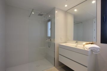 https://cdn.resales-online.com/public/lox6jskat9/properties/4fad917925f311f0ad0102e0405b089b/w1200/22-bcf8e6250e0bab365f900a8ac31ac040.jpg?v=1746042697