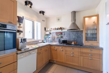 https://cdn.resales-online.com/public/acvnpkvvsf/properties/5dae16132b3211f0ad0102e0405b089b/w1200/10-bb915d1cb19341576dcdc994b81ab9c5.jpg?v=1746619394