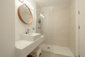 https://cdn.resales-online.com/public/xxoexdmvjv/properties/bacbc9e025ac11f0ad0102e0405b089b/w1200/11-20939a0134ad724a8cb2a801094d15a4.jpg?v=1746013292