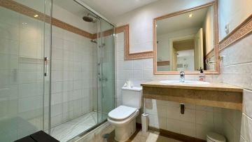 https://cdn.resales-online.com/public/uep3guqi5b/properties/ffeb2f202c1b11f0ad0102e0405b089b/w1200/21-2c707e7c511429b4f8ec4ee5f221ddb6.jpg?v=1746725436