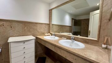 https://cdn.resales-online.com/public/uep3guqi5b/properties/ffeb2f202c1b11f0ad0102e0405b089b/w1200/24-613bbc26f32d7013d348ef202dd30a43.jpg?v=1746725436