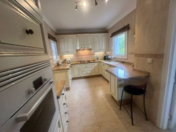 https://cdn.resales-online.com/public/l5qiehb852/properties/f09c9e4d2f2511f0ad0102e0405b089b/w1200/16-ec67b526875bf0124b6ce4328a754439.jpg?v=1747077420