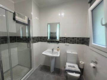 https://cdn.resales-online.com/public/l5qiehb852/properties/f09c9e4d2f2511f0ad0102e0405b089b/w1200/21-2c707e7c511429b4f8ec4ee5f221ddb6.jpg?v=1747077420