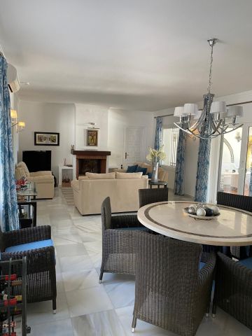 https://cdn.resales-online.com/public/l5qiehb852/properties/f09c9e4d2f2511f0ad0102e0405b089b/w1200/3-e898b2bb2a2fdfd06d2c39894dce8316.jpg?v=1747077420