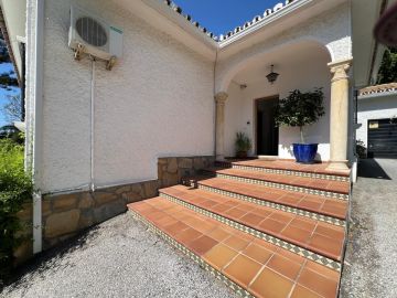 https://cdn.resales-online.com/public/l5qiehb852/properties/f09c9e4d2f2511f0ad0102e0405b089b/w1200/32-e7f90ea5feef5e01d64d74d6b6d8a834.jpg?v=1747296937