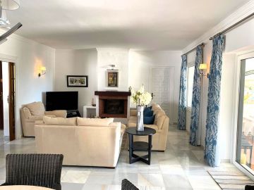 https://cdn.resales-online.com/public/l5qiehb852/properties/f09c9e4d2f2511f0ad0102e0405b089b/w1200/7-aa4cc561180b369757c0bb4af9886cd3.jpg?v=1747077420