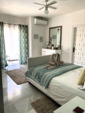 https://cdn.resales-online.com/public/l5qiehb852/properties/f09c9e4d2f2511f0ad0102e0405b089b/w1200/8-e64a9055bba3e77ac8aca3b893cdf826.jpg?v=1747077420