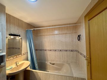 https://cdn.resales-online.com/public/tr8m485cep45biez/properties/d8fe7eb92d1611f0ad0102e0405b089b/w1200/6-241328e1bcc9c0d8ce1222beb6c967a8.jpg?v=1746827775
