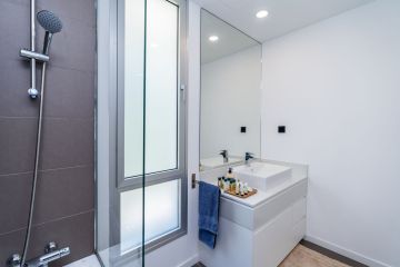 https://cdn.resales-online.com/public/c1vmnhgt2j/properties/22d85f1b2a5a11f0ad0102e0405b089b/w1200/18-cc72f169493c096e712837ff5d8b6e41.jpg?v=1747235925