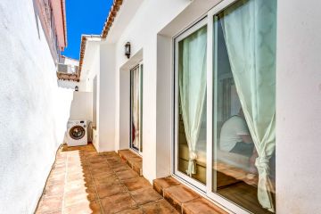 https://cdn.resales-online.com/public/fjgpr2ghnu/properties/f1f4e3c1317b11f0ad0102e0405b089b/w1200/21-2c707e7c511429b4f8ec4ee5f221ddb6.jpg?v=1747310485