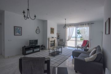 https://cdn.resales-online.com/public/sb5m6pabs6/properties/37ba0445325f11f0ad0102e0405b089b/w1200/14-d70dc3102c00d7be0e872dfe1c1f86d7.jpg?v=1747648833
