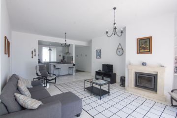 https://cdn.resales-online.com/public/sb5m6pabs6/properties/37ba0445325f11f0ad0102e0405b089b/w1200/16-ec67b526875bf0124b6ce4328a754439.jpg?v=1747648833