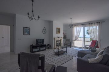 https://cdn.resales-online.com/public/sb5m6pabs6/properties/37ba0445325f11f0ad0102e0405b089b/w1200/17-dd5fcd4f0eb487dfa3803f7e20814c0e.jpg?v=1747648833