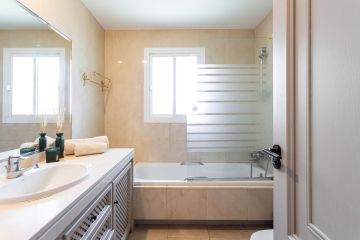 https://cdn.resales-online.com/public/537wrwhqp1/properties/732e070134b311f0ad0102e0405b089b/w1200/46-0edebaf512af70cdbc38d73d8131be5b.jpg?v=1747664453