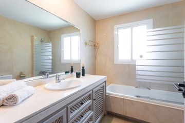 https://cdn.resales-online.com/public/537wrwhqp1/properties/732e070134b311f0ad0102e0405b089b/w1200/47-b3a03718b4ecea17fd5585e425dce0e2.jpg?v=1747664453