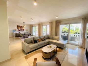 https://cdn.resales-online.com/public/199lfdjq5g/properties/26971131347711f0ad0102e0405b089b/w1200/7-aa4cc561180b369757c0bb4af9886cd3.jpg?v=1747715098