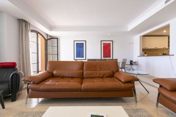 https://cdn.resales-online.com/public/om3hy3z80kz17d0u/properties/f2b89bd8358211f0ad0102e0405b089b/w1200/10-bb915d1cb19341576dcdc994b81ab9c5.jpg?v=1747761194