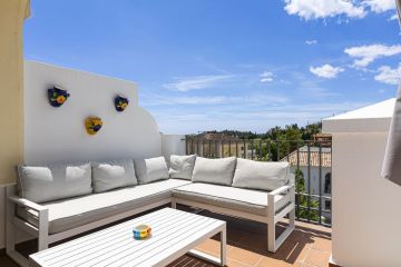 https://cdn.resales-online.com/public/om3hy3z80kz17d0u/properties/f2b89bd8358211f0ad0102e0405b089b/w1200/18-cc72f169493c096e712837ff5d8b6e41.jpg?v=1747761194