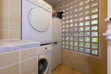 https://cdn.resales-online.com/public/om3hy3z80kz17d0u/properties/f2b89bd8358211f0ad0102e0405b089b/w1200/29-7c2f312881aea9bbe9ddaeb9640e2c9a.jpg?v=1747761194