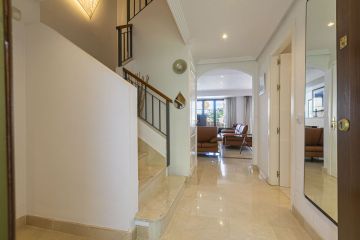 https://cdn.resales-online.com/public/om3hy3z80kz17d0u/properties/f2b89bd8358211f0ad0102e0405b089b/w1200/30-5e8634ec9576c9ad4825a6dec5b5d375.jpg?v=1747761194