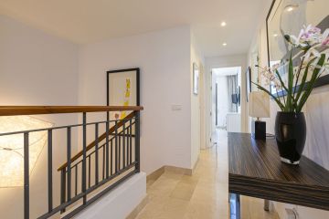 https://cdn.resales-online.com/public/om3hy3z80kz17d0u/properties/f2b89bd8358211f0ad0102e0405b089b/w1200/32-e7f90ea5feef5e01d64d74d6b6d8a834.jpg?v=1747761194