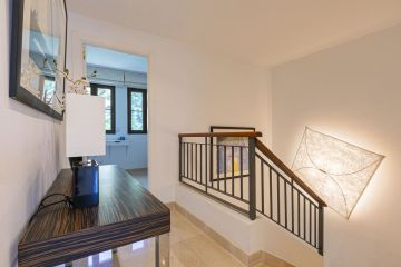 https://cdn.resales-online.com/public/om3hy3z80kz17d0u/properties/f2b89bd8358211f0ad0102e0405b089b/w1200/33-f37a7fab00fce6ff6b895520b67d6d6d.jpg?v=1747761194