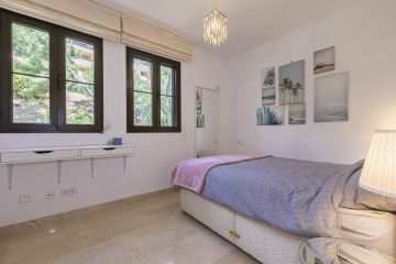 https://cdn.resales-online.com/public/om3hy3z80kz17d0u/properties/f2b89bd8358211f0ad0102e0405b089b/w1200/34-2e8657844e540eba0189d71f472ffca9.jpg?v=1747761194