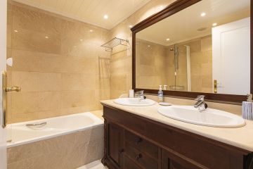 https://cdn.resales-online.com/public/om3hy3z80kz17d0u/properties/f2b89bd8358211f0ad0102e0405b089b/w1200/37-1d70d218e897435ff17cdff8e99bb5bf.jpg?v=1747761194