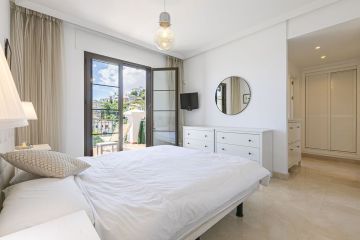 https://cdn.resales-online.com/public/om3hy3z80kz17d0u/properties/f2b89bd8358211f0ad0102e0405b089b/w1200/44-a9b00fef606e1a421f9431575315bbcb.jpg?v=1747761194