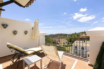 https://cdn.resales-online.com/public/om3hy3z80kz17d0u/properties/f2b89bd8358211f0ad0102e0405b089b/w1200/46-0edebaf512af70cdbc38d73d8131be5b.jpg?v=1747761194