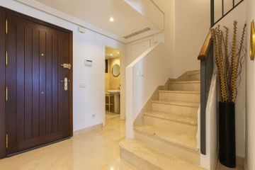 https://cdn.resales-online.com/public/om3hy3z80kz17d0u/properties/f2b89bd8358211f0ad0102e0405b089b/w1200/47-b3a03718b4ecea17fd5585e425dce0e2.jpg?v=1747761194