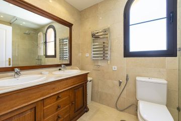 https://cdn.resales-online.com/public/om3hy3z80kz17d0u/properties/f2b89bd8358211f0ad0102e0405b089b/w1200/54-cba5c6f0c186831e5b449ecd59074d41.jpg?v=1747761194