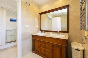 https://cdn.resales-online.com/public/om3hy3z80kz17d0u/properties/f2b89bd8358211f0ad0102e0405b089b/w1200/55-3c1c941a81476b73787f827064fcb30e.jpg?v=1747761194