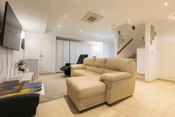 https://cdn.resales-online.com/public/om3hy3z80kz17d0u/properties/f2b89bd8358211f0ad0102e0405b089b/w1200/57-55cd4b06d752ba6702add315b86f7c65.jpg?v=1747761194