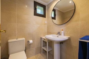 https://cdn.resales-online.com/public/om3hy3z80kz17d0u/properties/f2b89bd8358211f0ad0102e0405b089b/w1200/58-f216ef5a4348ce69a3d78ee72f4b3bc2.jpg?v=1747761194