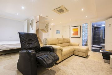 https://cdn.resales-online.com/public/om3hy3z80kz17d0u/properties/f2b89bd8358211f0ad0102e0405b089b/w1200/59-17d8b885cf42a1c7af91ef6c5fd5a0e0.jpg?v=1747761194