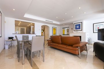 https://cdn.resales-online.com/public/om3hy3z80kz17d0u/properties/f2b89bd8358211f0ad0102e0405b089b/w1200/6-241328e1bcc9c0d8ce1222beb6c967a8.jpg?v=1747761194