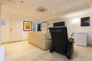https://cdn.resales-online.com/public/om3hy3z80kz17d0u/properties/f2b89bd8358211f0ad0102e0405b089b/w1200/61-ea32560fa3ba4564253414fcf6dc068a.jpg?v=1747761194