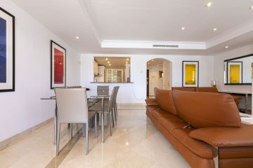 https://cdn.resales-online.com/public/om3hy3z80kz17d0u/properties/f2b89bd8358211f0ad0102e0405b089b/w1200/7-aa4cc561180b369757c0bb4af9886cd3.jpg?v=1747761194
