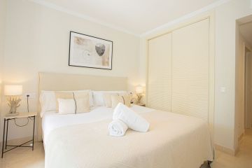 https://cdn.resales-online.com/public/l7ht8lh0v3/properties/b4714aa231ab11f0ad0102e0405b089b/w1200/20-d1f7658cbe4ba6cd8666fec30fba80ad.jpg?v=1747387384