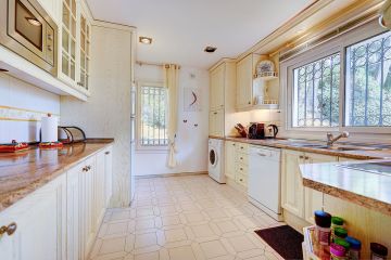 https://cdn.resales-online.com/public/epifqhcad6/properties/8753e501058311f08cfb02e0405b089b/w1200/10-bb915d1cb19341576dcdc994b81ab9c5.jpg?v=1742983091