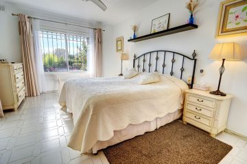 https://cdn.resales-online.com/public/epifqhcad6/properties/8753e501058311f08cfb02e0405b089b/w1200/12-53013098fcab6c38b1379cd33298e050.jpg?v=1742983091